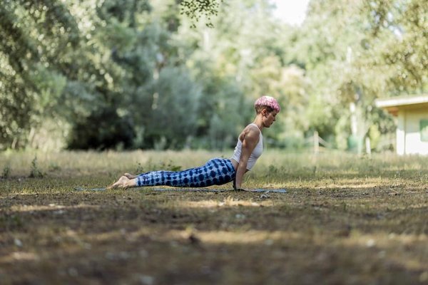 Quels sont les meilleurs exercices de yoga pour améliorer la circulation sanguine du visage ?