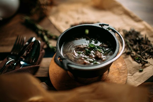 Comment harmoniser des pièces à motifs ethniques avec un style urbain ?